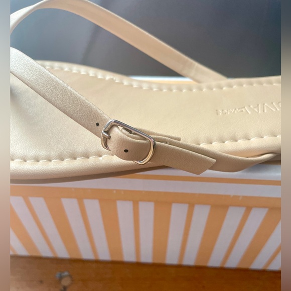 ⭐️NEW⭐️ Flip flop sandals with cute buckle detail (See available sizes) - Picture 3 of 4